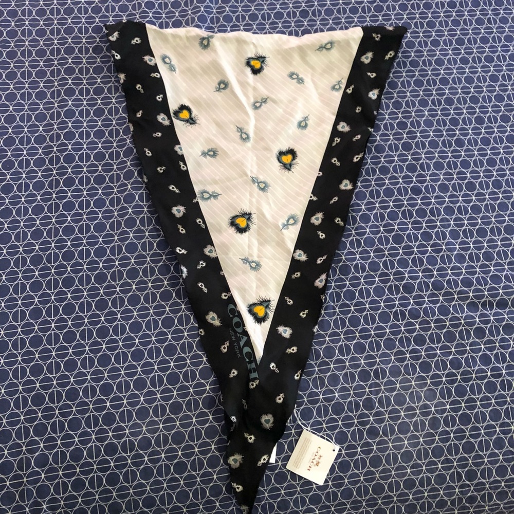 🆕 Authentic Coach 💯% Silk Diamond Neck Scarf ✨